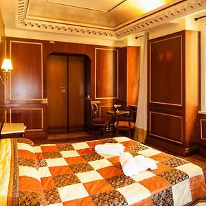 Domina Popolo 2*, Rome Italy